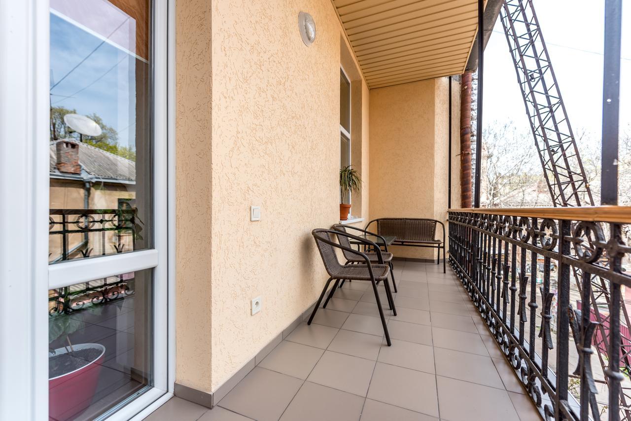 Studio Apartment In Center Of Odesa Kültér fotó